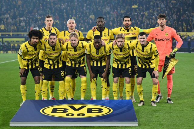 Die BVB-Spieler stellen sich zum Mannschaftsfoto auf.