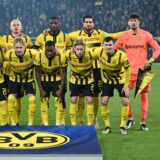 Die BVB-Spieler stellen sich zum Mannschaftsfoto auf.
