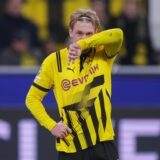 Julian Brandt wischt sich mit seinem linken Ärmel die Nase.