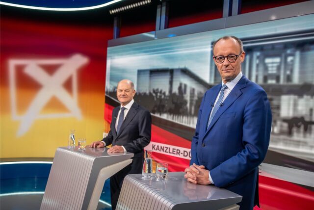 Bundeskanzler Olaf Scholz (SPD) steht neben Friedrich Merz (r), Unions Kanzlerkandidat und CDU Bundesvorsitzender, beim letzten TV-Duell vor der Bundestagswahl bei Welt TV und Bild. Das Gespräch wird nachmittags „Live on Tape aufgezeichnet und abends ausgestrahlt.