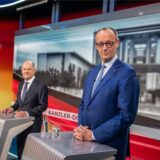 Bundeskanzler Olaf Scholz (SPD) steht neben Friedrich Merz (r), Unions Kanzlerkandidat und CDU Bundesvorsitzender, beim letzten TV-Duell vor der Bundestagswahl bei Welt TV und Bild. Das Gespräch wird nachmittags „Live on Tape aufgezeichnet und abends ausgestrahlt.