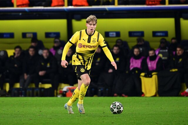 Daniel Svensson läuft mit dem Ball.