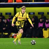 Daniel Svensson läuft mit dem Ball.