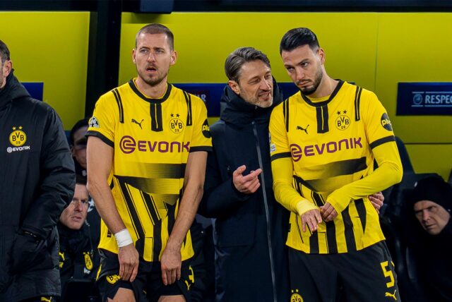 Niko Kovac im Gespräch mit Ramy Bensebaini.