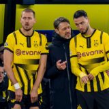 Niko Kovac im Gespräch mit Ramy Bensebaini.