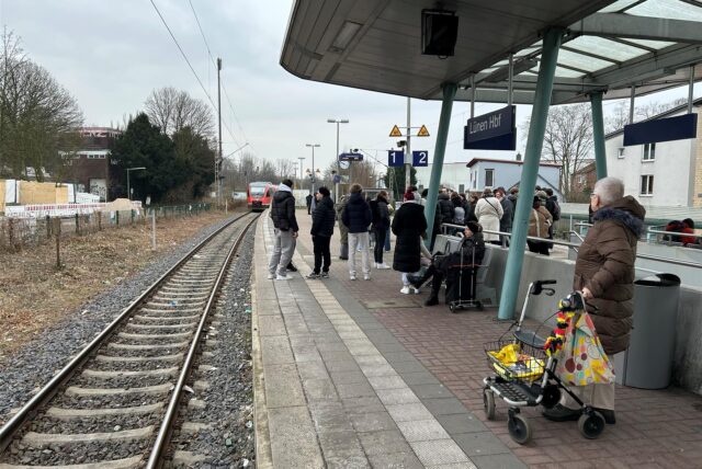 Menschen am Hauptbahnhof in Lünen
