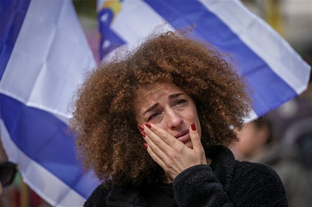 Eine Frau weint auf dem Geiselplatz in Tel Aviv. Eine Frau weint auf dem Geiselplatz in Tel Aviv.
