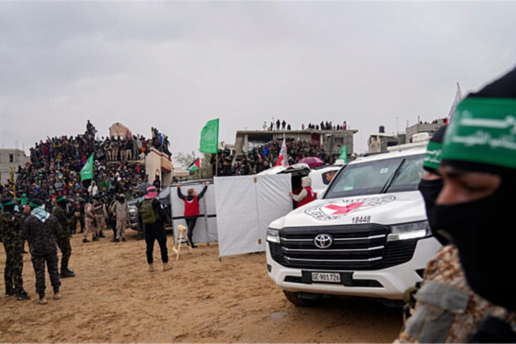 Palästinenser schauen zu, wie Mitglieder des Roten Kreuzes die Särge von vier israelischen Geiseln aus den Händen der Terrororganisation Hamas in Chan Junis im südlichen Gazastreifen in Empfang nehmen. Palästinenser schauen zu, wie Mitglieder des Roten Kreuzes die Särge von vier israelischen Geiseln aus den Händen der Terrororganisation Hamas in Chan Junis im südlichen Gazastreifen in Empfang nehmen.