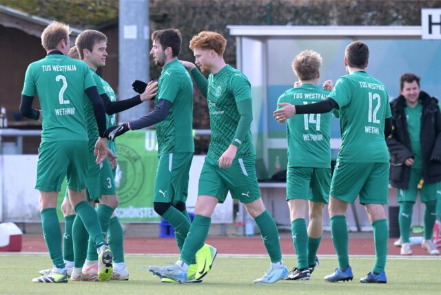 Spieler von Westfalia Wethmar klatschen sich ab.