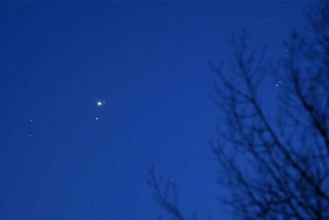 Der Jupiter (Mitte links oben) und der Mars (darunter) sind im Himmel über Ely dicht beieinander zu sehen.