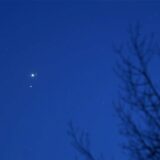 Der Jupiter (Mitte links oben) und der Mars (darunter) sind im Himmel über Ely dicht beieinander zu sehen.