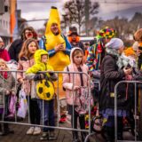Kinder und Eltern in bunten Kostümen beim Rosenmontagszug in Dortmund.