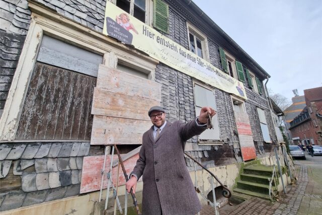 Kevin Nikodem steht auf einer kleinen Treppe vor dem alten Wirxel-Haus.