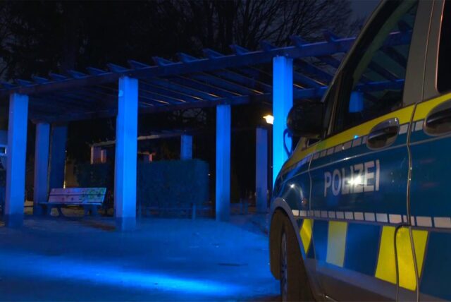 Einsatz nach einem Verbrechen am Nordmarkt in Dortmund: Ein Polizeiwagen steht an der parkähnlichen Anlage in der Nordstadt.