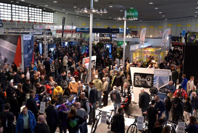 Viele Menschen in den Westfalenhallen Dortmund bei der Motorradmesse.