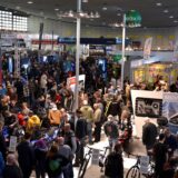 Viele Menschen in den Westfalenhallen Dortmund bei der Motorradmesse.