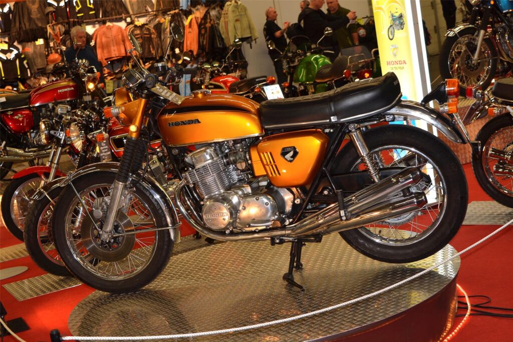 Ein altes Honda-Motorrad bei der Motorradmesse in Dortmund.