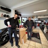 Daniel und Karl-Heinz Frischmuth mit einer Wahlurne in ihrem Zweirad-Geschäft.