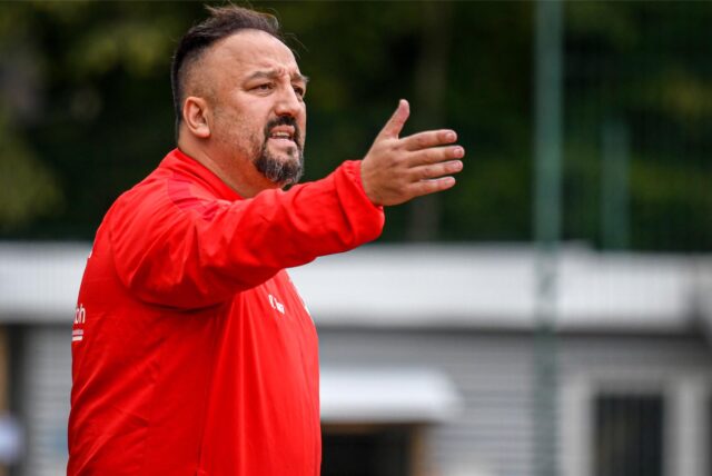 Bülent Kara hebt die Hand.