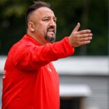 Bülent Kara hebt die Hand.