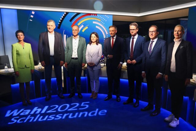 Sahra Wagenknecht (l-r), Parteivorsitzende des BSW, Jan van Aken, Bundesvorsitzender der Partei Die Linke, Matthias Miersch, Generalsekretär der SPD, Annalena Baerbock (Bündnis 90/Die Grünen), Außenministerin, Christian Lindner, Bundesvorsitzender der FDP, Carsten Linnemann, Generalsekretär der CDU, Alexander Dobrindt, CSU-Landesgruppenchef, und Alice Weidel, Bundesvorsitzende und Kanzlerkandidatin der AfD, stehen vor der Fernsehsendung «Schlussrunde» zusammen im Studio.