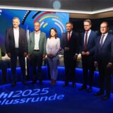 Sahra Wagenknecht (l-r), Parteivorsitzende des BSW, Jan van Aken, Bundesvorsitzender der Partei Die Linke, Matthias Miersch, Generalsekretär der SPD, Annalena Baerbock (Bündnis 90/Die Grünen), Außenministerin, Christian Lindner, Bundesvorsitzender der FDP, Carsten Linnemann, Generalsekretär der CDU, Alexander Dobrindt, CSU-Landesgruppenchef, und Alice Weidel, Bundesvorsitzende und Kanzlerkandidatin der AfD, stehen vor der Fernsehsendung «Schlussrunde» zusammen im Studio.