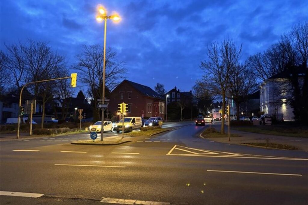 Wenige Fahrzeuge stehen vor einer roten Ampel auf der Wasserstraße in Unna. 