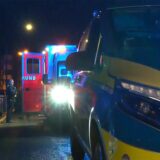 Eine Polizistin steht in der Feldstraße in Dortmund an einem Rettungswagen, im Vordergrund ist ein Einsatzfahrzeug der Polizei zu sehen