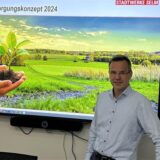 Markus Jungeilges steht vor einer Leinwand