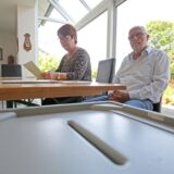 Johann Peter Fabrizius (r) , Rentner, sitzt im Wohnzimmer mit seiner Frau Sybille (l) neben der Wahlurne.