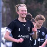 Oskar Koert (m.) und Mitspieler jubeln.