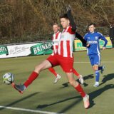 Dustin Keil (vorne) erzielt ein Tor.