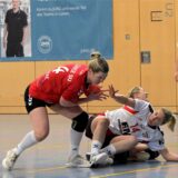 Anna Lieneke vom Lüner SV Handball sichert den Ball.