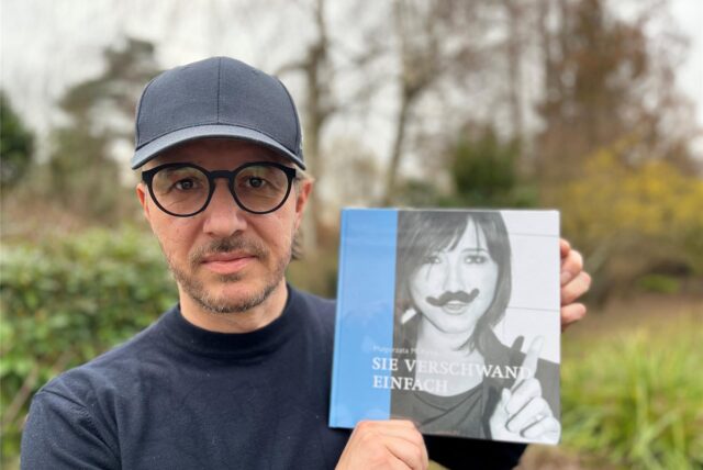 Sebastian Palka zeigt ein Buch, das seine Mutter Małgorzata über ihre verstorbene Tochter Justyna geschrieben hat.
