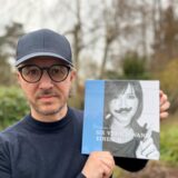 Sebastian Palka zeigt ein Buch, das seine Mutter Małgorzata über ihre verstorbene Tochter Justyna geschrieben hat.