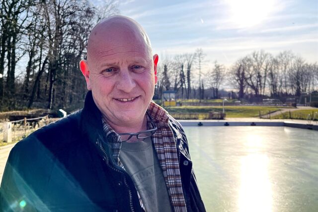 Poträt von Carsten Prünte, im Hintergrund das Schwimmbad.