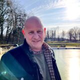 Poträt von Carsten Prünte, im Hintergrund das Schwimmbad.
