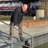 Carsten Prünte beugt sich pber das Becken in der Schönen Flöte.