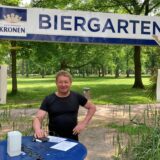 Klaus Erdmann vor seinem Biergarten am Westpark.