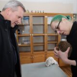 Jürgen Kleine-Frauns, der Bürgermeister von Lünen, beobachtet, wie ein Igel versorgt wird.