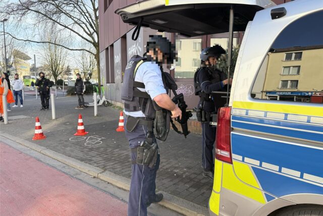 Am Arbeitsamt in Dortmund ist viel Polizei am Freitag vor Ort.