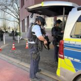 Am Arbeitsamt in Dortmund ist viel Polizei am Freitag vor Ort.