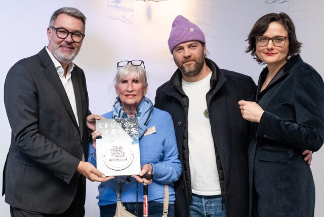Bester Club ist die „Oma Doris“. Thomas Westphal hat den Preis der „echten“ Oma Doris und dem Geschäftsführer Ben Bolderson zusammen mit Kulturbüroleiterin Hendrikje Spengler übergeben.
