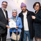 Bester Club ist die „Oma Doris“. Thomas Westphal hat den Preis der „echten“ Oma Doris und dem Geschäftsführer Ben Bolderson zusammen mit Kulturbüroleiterin Hendrikje Spengler übergeben.