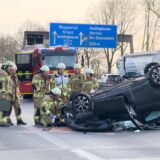 Feuerwehrfahrzeuge stehen auf der A43 bei Recklinghausen. Ein Kleinwagen liegt auf dem Dach. Feuerwehrkräfte stehen um das Fahrzeug herum.