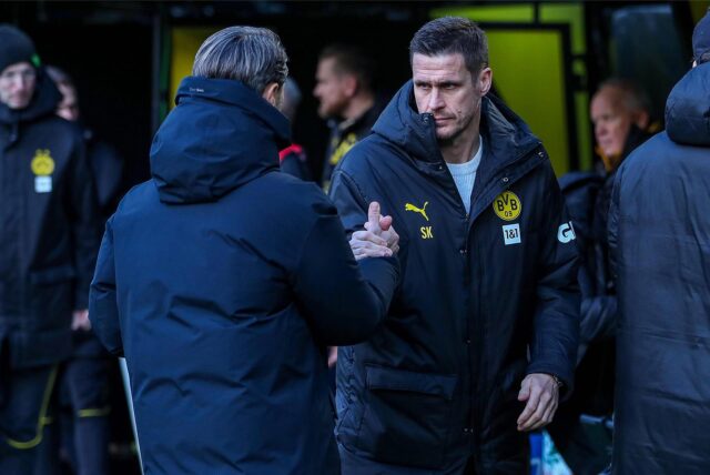 Sebastian Kehl klatscht mit Niko Kovac ab.