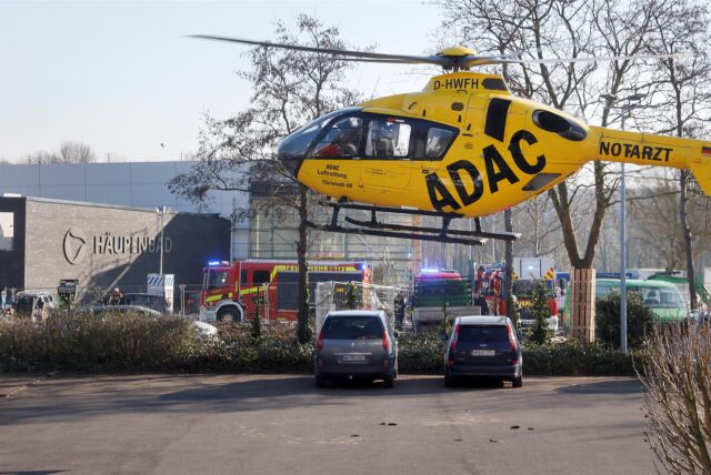 Ein Hubschrauber landete am Häupenbad in Bergkamen-Weddinghofen.