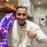 Nadiem Bahjat vor Regalen im Lager von Scheidings Lagerverkauf.