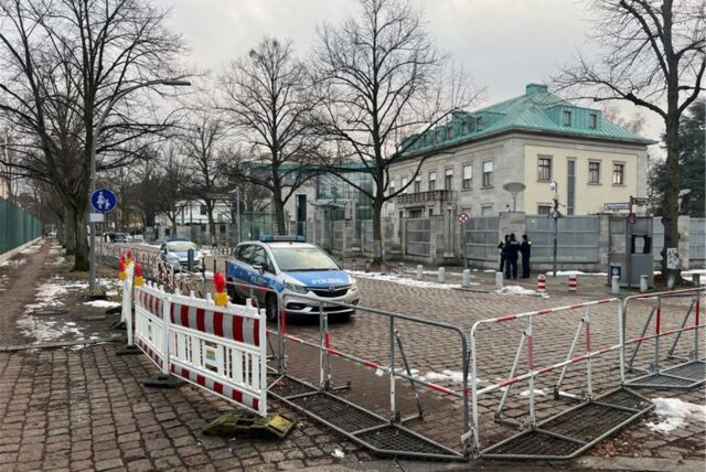 Die Straße vor der israelischen Botschaft ist abgesperrt und wird von der Polizei bewacht. Ein 18-Jähriger soll einen Anschlag geplant haben.