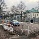 Die Straße vor der israelischen Botschaft ist abgesperrt und wird von der Polizei bewacht. Ein 18-Jähriger soll einen Anschlag geplant haben.